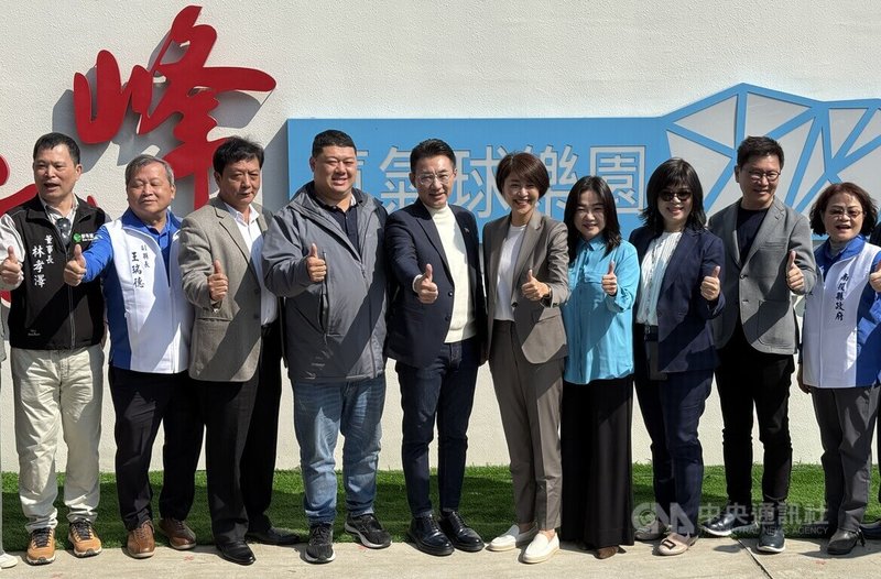 南投縣政府在草屯鎮平林里打造「九九峰氦氣球樂園」，11日舉行啟用典禮暨試營運，南投縣長許淑華（右5）、立法院副院長江啟臣（左5）、國民黨立委馬文君（右4）及游顥（左4）、草屯鎮長簡賜勝（左3）等人出席。中央社記者蕭博陽南投縣攝　115年2月11日