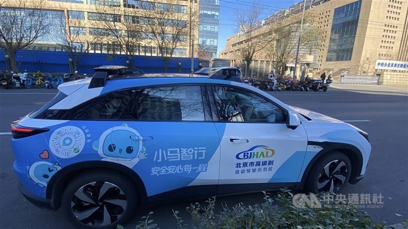 日本豐田汽車日前宣布開始在中國量產配備AI和感測器的無人駕駛計程車，並與中國「小馬智行」共同開發，在廣東工廠生產，預定今年內在中國大型城市投入約1000輛。圖為「小馬智行」在北京行駛的無人計程車。（中央社檔案照片）