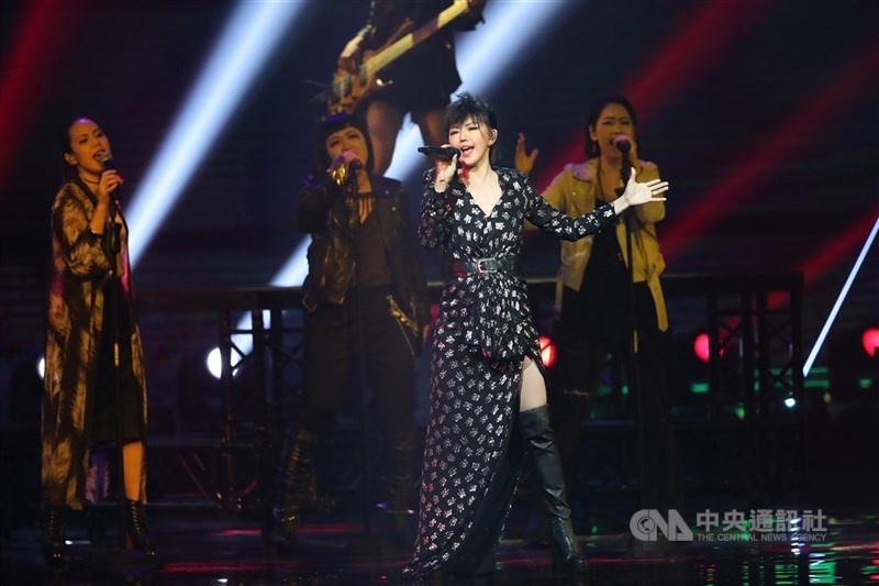 圖為歌手孫燕姿於第30屆金曲獎頒獎典禮演出。 （中央社檔案照片）