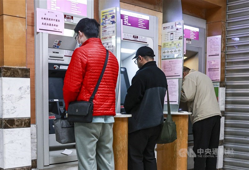 農曆春節將至，財金公司提醒民眾留意ATM尖峰時段、保留交易明細最安心。（中央社檔案照片）