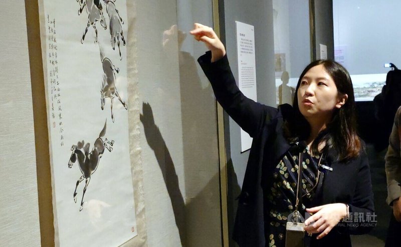 故宮南院以「馬」作為開春展覽主題，11日起推出特展「萬馬歡騰－丙午年歷代畫馬精粹」，策展人蘇雅芬（圖）講解相關書畫作品。中央社記者黃國芳攝　115年2月11日