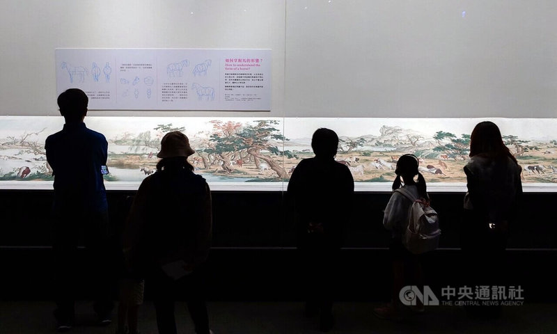 農曆生肖馬年將至，故宮南院特地以「馬」作為開春展覽主題，特展「萬馬歡騰－丙午年歷代畫馬精粹」11日登場，以「百駿生態」等單元展開，吸引遊客觀賞。中央社記者黃國芳攝　115年2月11日