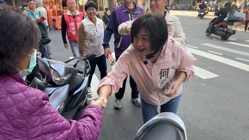 民進黨台中市長參選人、立委何欣純（前右）11日到台中太平市場發送春聯，她表示，太平是她的選區，一定要親自走訪，期盼選區能夠成為她的後盾，支持她向前邁進。（何欣純辦公室提供）中央社記者蘇木春傳真　115年2月11日
