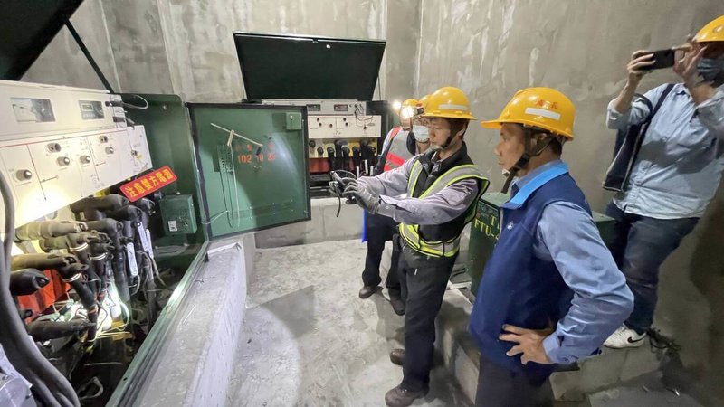 春節連假將至，台電高雄區營業處與鳳山區營業處啟動專案檢測，分別至小港機場、高鐵左營站及榮總、高醫、長庚等重要交通據點與醫療院所點檢設備。（台電提供）中央社記者林巧璉傳真　115年2月11日