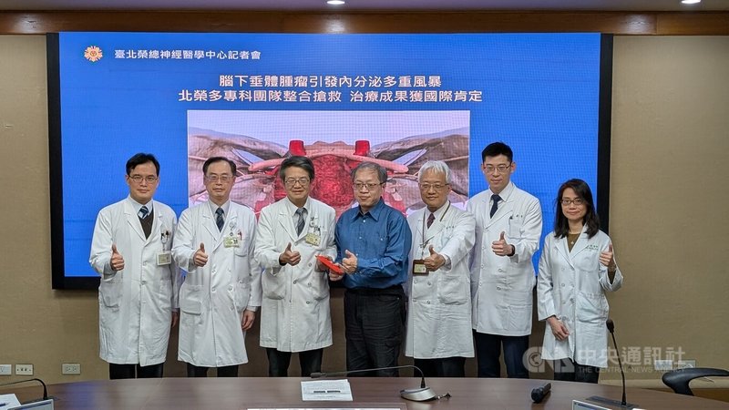 魏先生（中）透過體檢發現2.5公分腦下垂體腫瘤，原已排好隔年手術，卻在幾個月後就因噁心嘔吐、呼吸困難一度住加護病房，所幸經台北榮總切除腦下垂體病灶，術後至今4年病情穩定。中央社記者曾以寧攝　115年2月11日