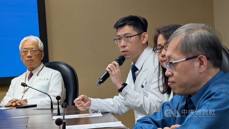 北榮神經外科醫師王緯歆（左2）11日表示，腦下垂體腫瘤是最常見的良性腦腫瘤之一，症狀包括頭痛、視力模糊及複視等，並可能造成內分泌失調，產生倦怠、噁心、無力，體重快速增重及不孕等問題。中央社記者曾以寧攝　115年2月11日