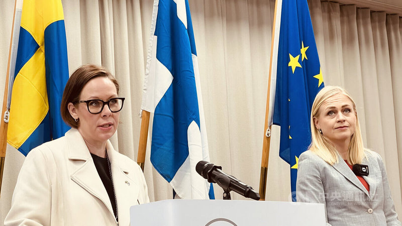 芬蘭外交部長瓦爾通寧（Elina Valtonen）（右）和瑞典外交部長斯典尼嘉德（Maria Malmer Stenergard）（左）在哈納霍爾門（Hanaholmen）文化中心，共同主持年度對話論壇記者會。中央社記者巫祈麟赫爾辛基攝　115年2月11日