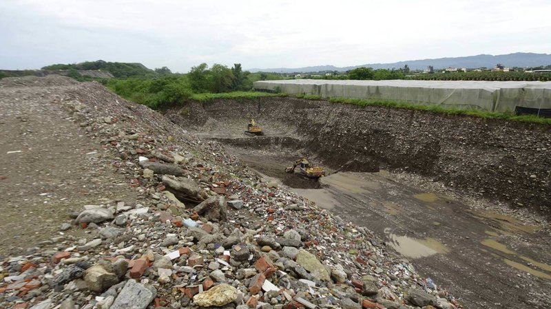 橋頭地檢署民國114年8月間獲報，高雄市美濃地區成功段及新吉洋段多處土地，遭大量挖取土石形成大型坑洞，估算開挖面積約為2個澄清湖棒球場總面積，峽谷般坑洞平均約深15公尺。（橋頭地檢署提供）中央社記者張已亷傳真　115年2月11日
