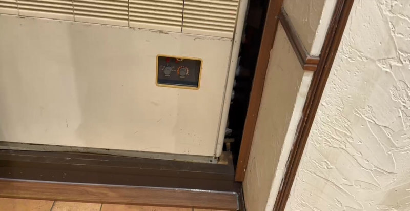 民眾在社群平台發文指出，日前到基隆市一間咖啡餐飲店用餐，驚見2隻老鼠從冷氣機掉落，感到驚恐。基隆市衛生局11日前往稽查並未發現病媒，且業者有定期消毒環境，將輔導店家加強消毒頻率。（讀者提供）中央社記者王朝鈺傳真　115年2月11日