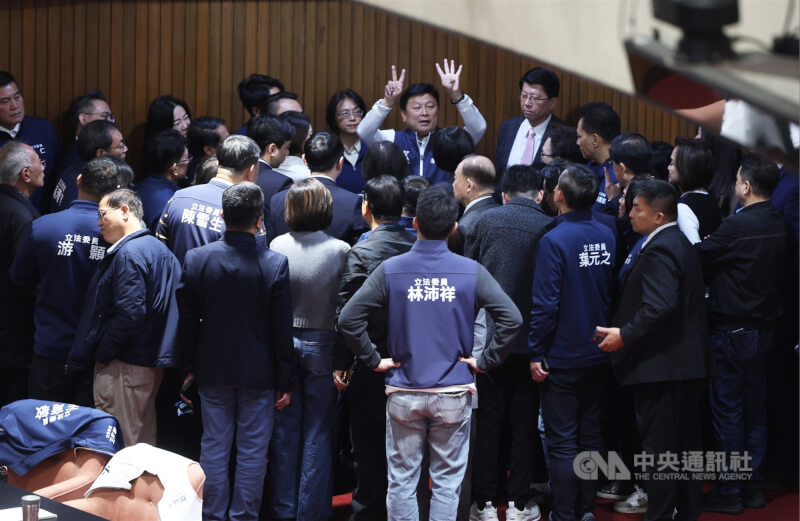 立法院會1月30日處理報告事項時，藍白挾人數優勢封殺行政院所提國防特別條例草案。圖為國民黨團總召傅崐萁（後中）召集同黨立委進行意見溝通。（中央社檔案照片）