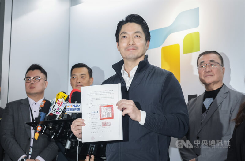 台北市政府11日宣布，已與輝達（NVIDIA）就北士科T17、18基地完成簽約，台北市長蔣萬安（右2）下午舉行記者會說明，手拿契約供媒體拍攝。中央社記者裴禛攝　115年2月11日