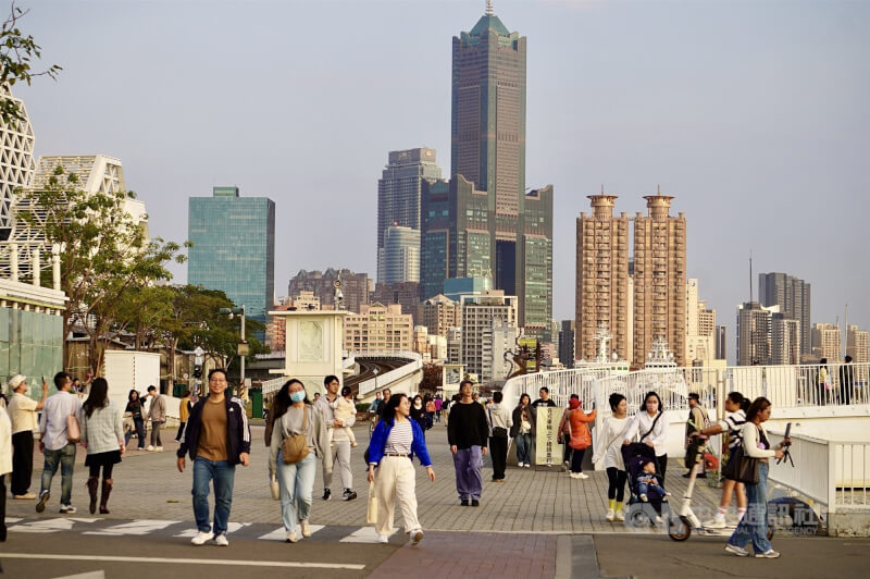 圖為民眾赴高雄景點大港橋周邊遊憩。（中央社檔案照片）