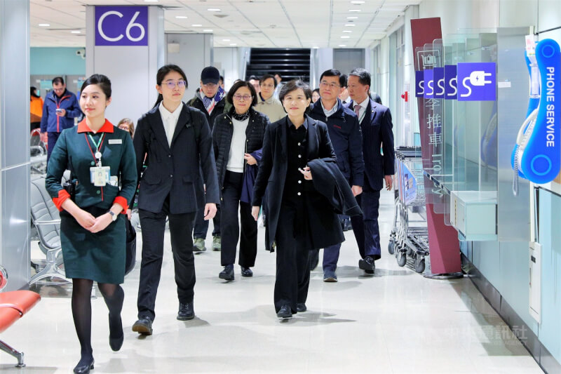 行政院台美經貿工作小組表示，行政院副院長鄭麗君（前右）、行政院經貿談判辦公室總談判代表楊珍妮所率領的談判團隊，經與美方商定時程後，已於10日晚間出發赴美。中央社記者吳睿騏桃園機場攝　115年2月10日