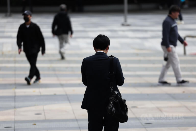 114年每人每月經常性薪資平均數為新台幣4萬7884元。圖為台北市中山區上班族。（中央社檔案照片）