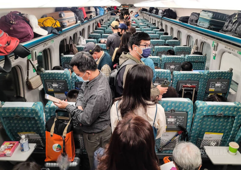 圖為高鐵自由座車廂擠滿乘客情況。（中央社檔案照片）