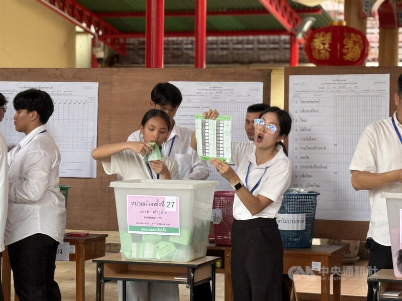 泰國大選8日投票結束，選務人員隨即展開計票作業。圖為曼谷投票所內，選務人員統計票數。（中央社檔案照片）