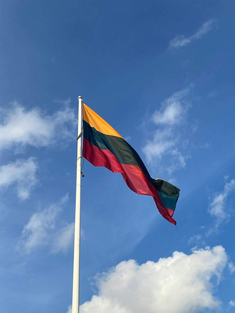 圖為立陶宛國旗。（圖取自Unsplash圖庫）