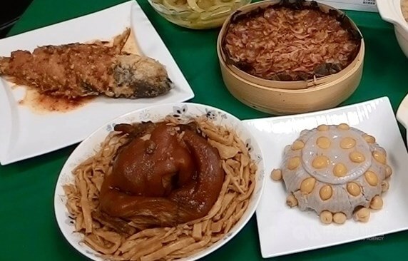 春節期間大魚大肉,常見吃不完隔餐繼續吃。衛生福利部食品藥物管理署提醒,為確保食安,食用完畢的年菜,應於2小時內放入冰箱冷藏或冷凍,避免細菌滋生及毒素生成。(示意圖/中央社檔案照片)