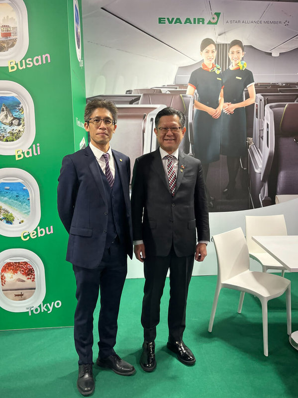 米蘭國際旅遊展登場，駐米蘭辦事處長林讚南（右）與長榮駐義分公司總主任薛智中（左）在長榮航空展區合影。（駐米蘭辦事處提供）中央社記者黃雅詩羅馬傳真 115年2月11日