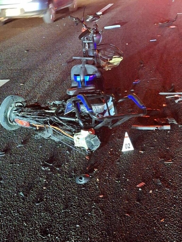 國道3號北上竹南路段11日晚間發生一起死亡車禍，一名老翁騎乘電輔三輪車逆向誤上國道，遭2輛閃避不及的自小客車撞飛、當場身亡，三輪車嚴重毀損。（警方提供）中央社記者管瑞平傳真　115年2月11日