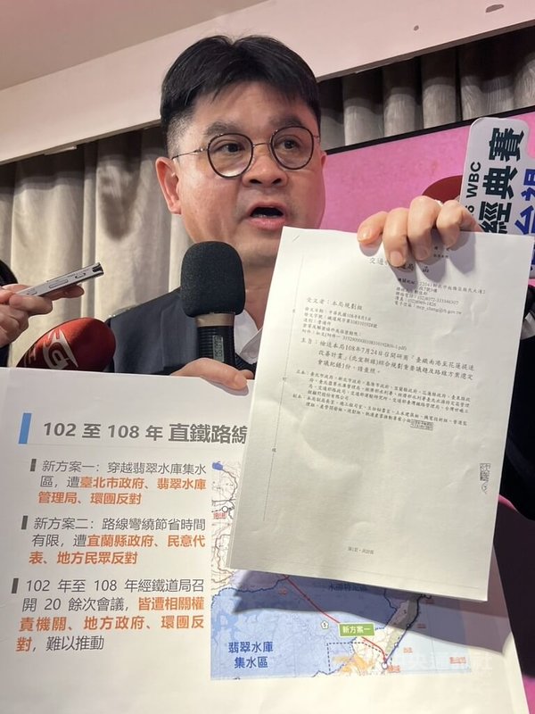 各界關注高鐵延伸宜蘭案，對於高鐵延伸宜蘭與北宜直鐵評估，交通部鐵道局長楊正君（圖）11日表示，直鐵最大障礙就是班次將受限，無法發揮鐵路最大容量。中央社記者黃巧雯攝　115年2月11日
