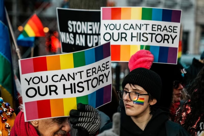 示威者10日聚集在曼哈頓市中心石牆紀念碑對面的公園抗議。（路透社）