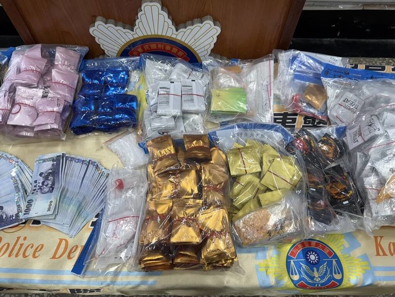 高雄刑大破獲販毒集團藏身楠梓區大樓，採24小時輪班網路販售，再由「小蜜蜂」專人駕駛汽車配送，檢警查扣毒咖啡包、愷他命等，並逮捕黃姓主嫌等8人，其中2人聲押獲准。（高雄刑事警察大隊提供）中央社記者洪學廣傳真　115年2月12日