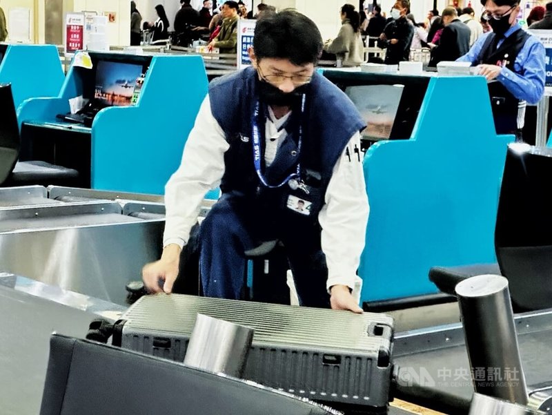 有民眾在網路發文表示機場的行李塞車引發議論，桃園國際機場公司說，相關設備正常，但因假期旅客人數增加，12日旅運量預估超過16萬人次，已是疫後新高，但未影響後續作業及班機起降。中央社記者吳睿騏桃園機場攝　115年2月12日