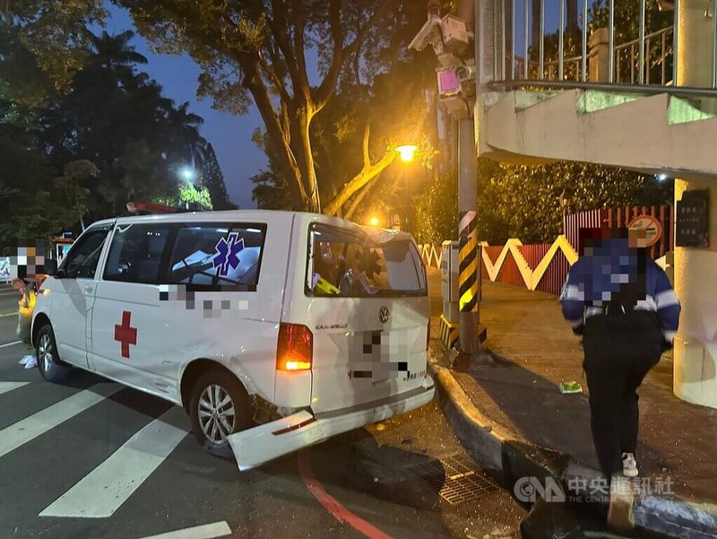 蔡姓男子12日清晨駕駛民營救護車行經台中女中校門前，遇紅燈疑未減速，在路口撞上綠燈起步小貨車，救護車險翻覆，幸未釀傷亡。（翻攝照片）中央社記者蘇木春傳真　115年2月12日