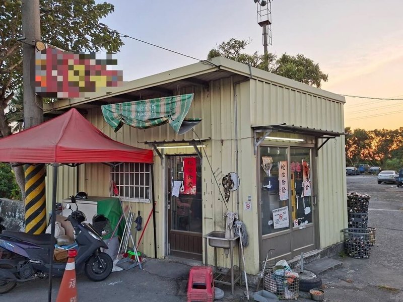 台南市警察局麻豆分局10日破獲台南市官田區台1線路旁撲克牌職業賭場，這座賭場以檳榔攤作為掩護，警方逮捕送辦負責人陳姓女子及賭客共14人。（台南市警察局提供）中央社記者張榮祥台南傳真 115年2月12日