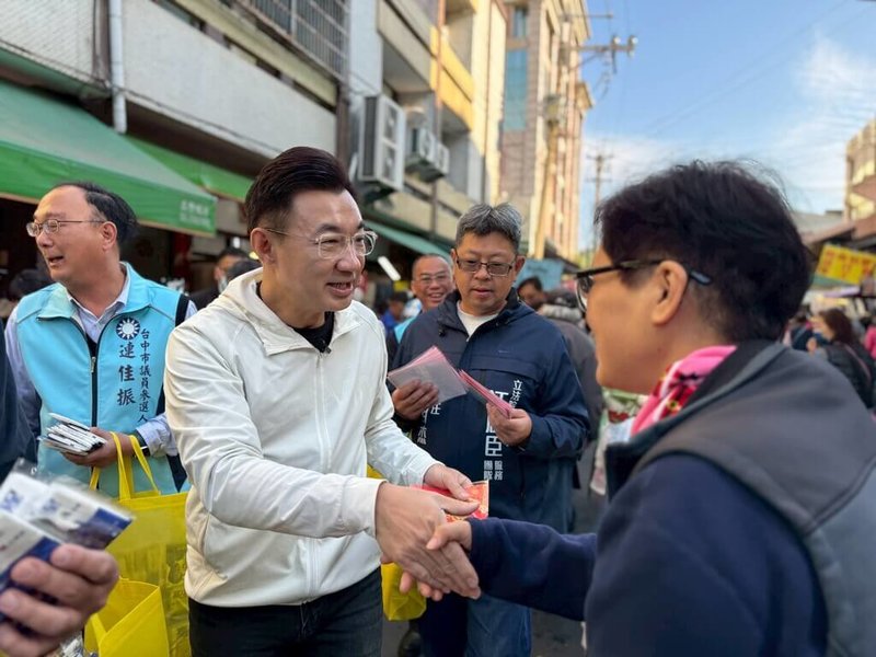 立法院副院長江啟臣（前左）12日上午前往后里菜市場發春聯，和民眾熱情互動。（江啟臣辦公室提供）中央社記者趙麗妍傳真 115年2月12日