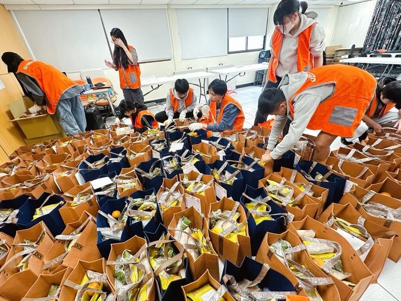 農曆春節將屆，為了讓弱勢長輩也有豐盛年菜，弘道老人福利基金會台中服務處在過年前夕，準備247份年菜，要送給獨居弱勢長輩。（弘道台中服務處提供）中央社記者郝雪卿傳真 115年2月12日