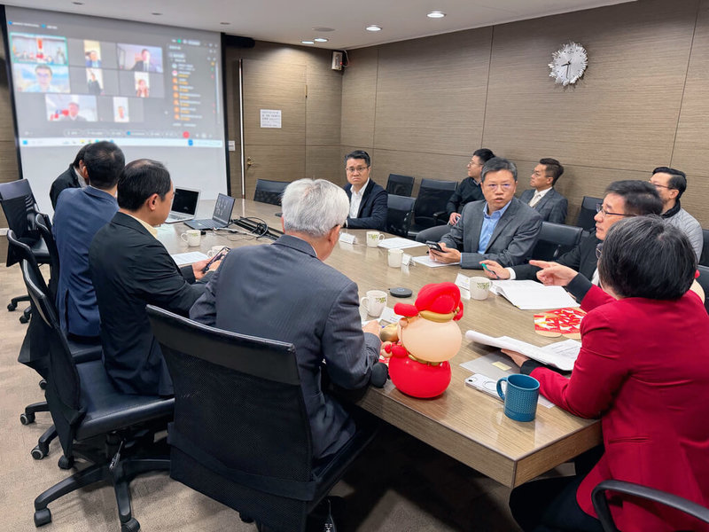 春節前夕，內政部長劉世芳（前右紅衣者）12日上午召開視訊會議，慰勉警政署派駐全球各地駐外警察聯絡官，肯定長期堅守海外崗位，並聽取各國警政合作現況。（刑事局提供）中央社記者黃麗芸傳真　115年2月12日