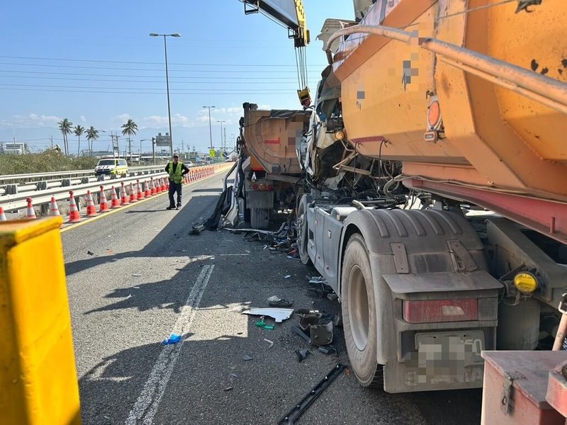 國道10號東向里港路段出口匝道12日上午10時許，發生3輛大型車連環撞事故。駕駛曳引車黃姓男子疑未注意，追撞前方曳引車，導致該車推撞大貨車。（第五公路警察大隊提供）中央社記者黃郁菁傳真 115年2月12日