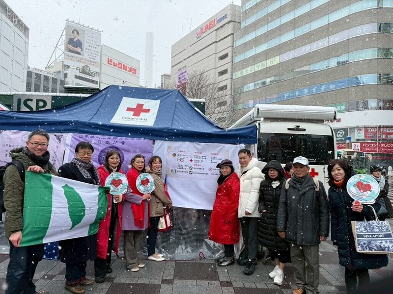 世界華人工商婦女企管協會日本分會8日在JR池袋站東口站前廣場舉辦捐血公益活動，世華日本分會會長蕭悧悧（右5）、歷屆會長錢妙玲（右3）、尹世玲（左3），以及日本台灣基進之友會會長林省吾（左1）、日本台醫人協會會長大山青峰（左2）、日本台灣商會聯合總會總會長洪益芬（左4）、駐日代表處僑務組副組長李承芸（左5）、東京台灣商工會會長徐文宗（右2）、台大EMBA日本站代表海老名宏明（右3）等人到場支持。（世華日本分會提供）中央社記者戴雅真東京傳真　115年2月12日