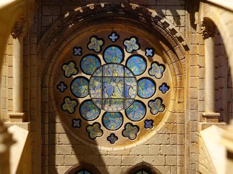 丙午馬年將至，世界宗教博物館17日起至22日將推出九宮格尋寶活動，邀請民眾在各宗教文物中尋找馬匹身影，鼓勵觀眾「走進來、玩進去」。圖為世界宗教展示大廳建築模型的彩繪玻璃圖騰。（世界宗教博物館提供）中央社記者曹亞沿傳真　115年2月12日