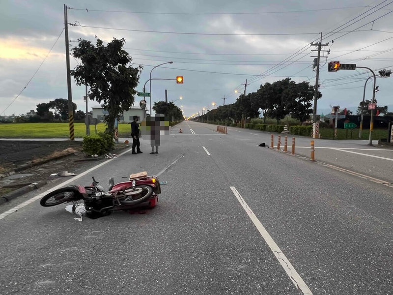 花蓮71歲張姓婦人12日清晨5時許騎乘機車行經知卡宣大道路口，疑外側左轉時與同向直行的自小客車發生碰撞，張婦頭部重創，送醫不治，確切事故原因仍待警釐清。（民眾提供）中央社記者張祈傳真　115年2月12日