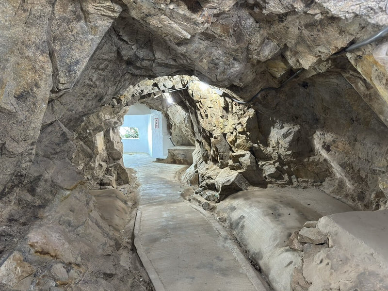 位於馬祖北竿的06據點能一覽海蝕地景,馬祖國家風景區管理處2025年整修,工程包括整平階梯步道、坑道內增加燈光亮度等,提升遊客行走舒適與安全度。(馬祖國家風景區管理處提供)中央社記者潘欣彤傳真 115年2月12日