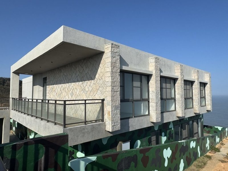 08據點為馬祖北竿觀賞藍眼淚絕佳景點,馬祖國家風景區管理處2025年整修,並新建融合地景的2層樓建築物,1樓為軍事風迷彩外牆,2樓則仿馬祖傳統花崗石建築風格,未來將作為觀光服務或遊憩空間使用。(馬祖國家風景區管理處提供)中央社記者潘欣彤傳真 115年2月12日