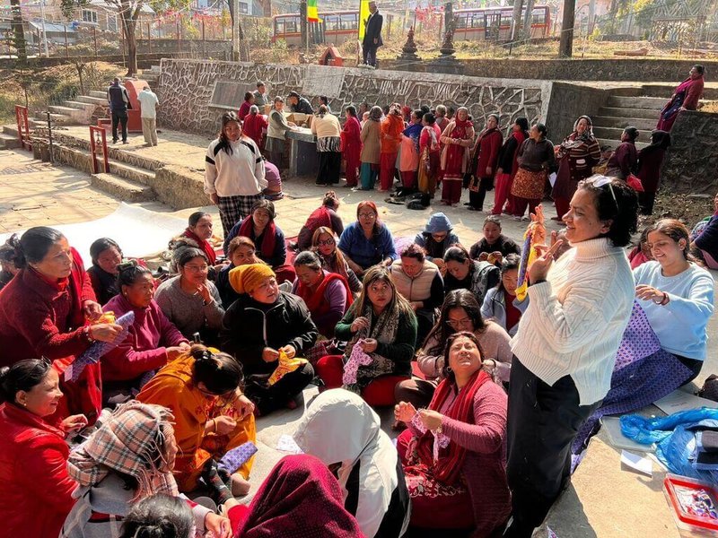 永壽文教基金會支持尼泊爾社區健康計畫，為家庭準備醫療包，教當地女孩製作布衛生棉，推廣月經健康教育，獲尼泊爾政府肯定。圖為服務團隊指導尼泊爾婦女製作布衛生棉情形。（永壽文教基金會提供）中央社記者陳至中傳真　115年2月12日