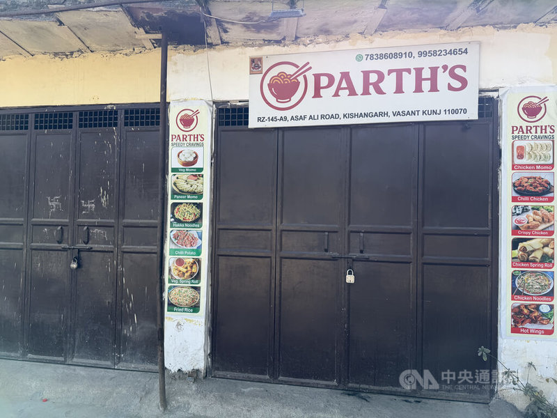 印度工會12日串連，以罷工抗議政府與美國敲定的貿易協議犧牲農民權益，各地商店響應罷工，選擇暫時歇業。圖為新德里一家大門深鎖的餐廳。中央社記者李晉緯新德里攝 115年2月12日