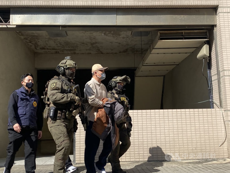 四海幫主張姓男子（右2）疑涉詐騙集團洗錢案，刑事局拘提到案後，12日下午移送北檢複訊。中央社記者黃麗芸攝　115年2月12日