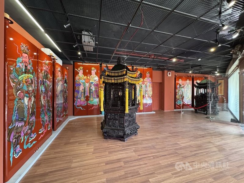 雲林縣北港朝天宮第一代祖媽轎（右）由匠師陳應彬設計，入庫典藏10餘年後，即日起重新展出，同展廳有第二代祖媽轎（左）與國寶畫師洪平順的彩繪門神作品。　中央社記者姜宜菁攝　115年2月12日