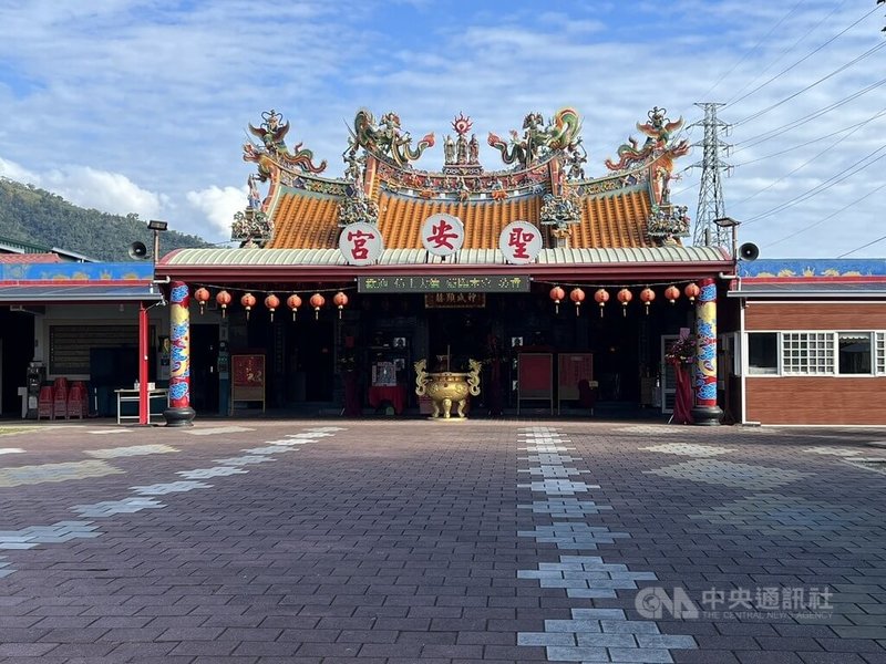台東縣鹿野鄉永安聖安宮春節期間將舉辦擲筊挑戰賽，民眾添新台幣300元香油錢參拜後，即可取得參賽資格，連續擲出4個聖筊可獲2000元發財金，最高連續20筊可得100萬元。中央社記者盧太城台東攝　115年2月12日