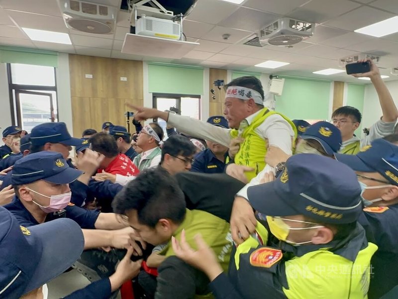 彰化縣政府12日舉行花壇鄉三家段土石方資源堆置場開發計畫第2階段環境影響評估公聽會，反對民眾及民代現場抗議要求撤案，且質疑會議程序有瑕疵，一度與警方爆發推擠衝突，場面混亂。中央社記者鄭維真攝　115年2月12日
