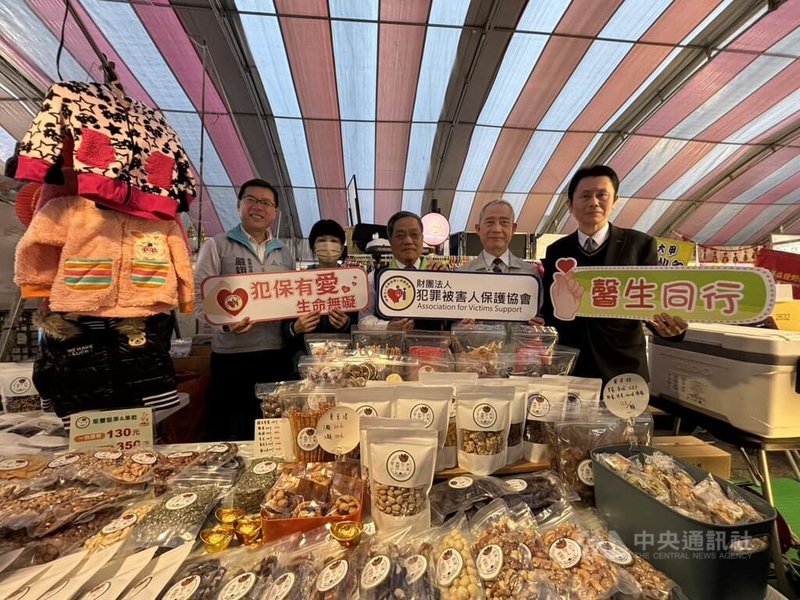 新竹市政府12日到22日於武昌街與東門街和東前街等路段封街辦新春市集，並與犯罪被害人保護協會合設公益攤位，歡迎民眾年節逛市集響應支持。中央社記者郭宣彣攝　115年2月12日