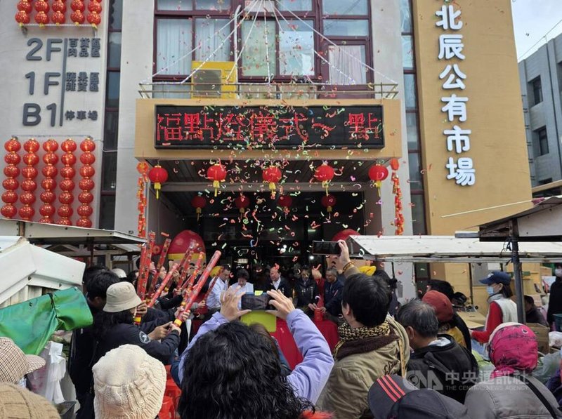 澎湖馬公北辰市場年貨大街12日在拉炮聲中點燈展開，市場採買年貨人潮湧現，喜氣洋洋。中央社   115年2月12日