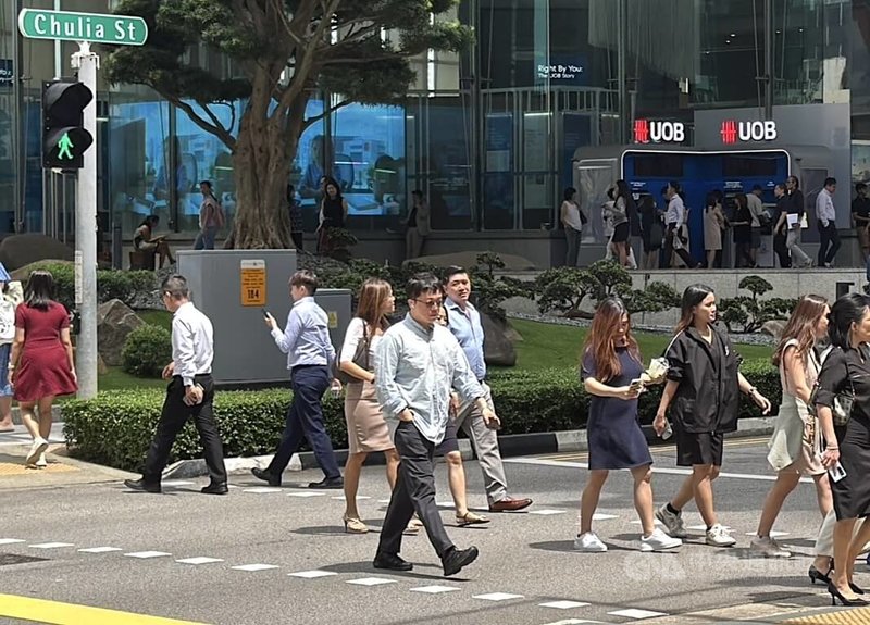 新加坡總理黃循財12日發表財政年度預算案聲明。針對AI發展，他指出將制定明確規則，以確保其被負責任且安全地應用，如果運用得當，AI將成為新加坡的戰略優勢。圖為新加坡上班族。中央社記者吳昇鴻新加坡攝 115年2月12日