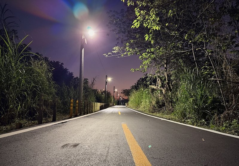 新北市高灘處12日表示，三峽河左岸自行車道是環島自行車道重要動線，因年久失修及地質條件下陷影響安全，經協調捷運局完成改善鋪面並增加照明設備，將提升春節期間河濱騎行品質。（新北市高灘地工程管理處提供）中央社記者黃旭昇傳真　115年2月12日