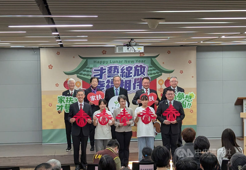 副總統蕭美琴（前中）12日到家扶基金會關懷青年發展，還與青年合力創作象徵新春祝福的迎春剪紙。中央社記者蘇木春攝　115年2月12日